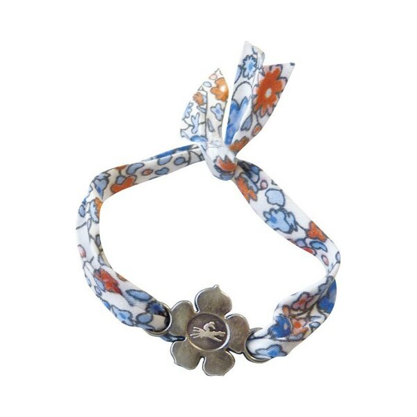 Superbe bracelet en tissu motif fleuri avec petite fleur métallique avec le logo EQUITHÈME au centre.  A nouer, pratique il s'adapte à votre poignet ! Mais attention ne le serrez pas trop.