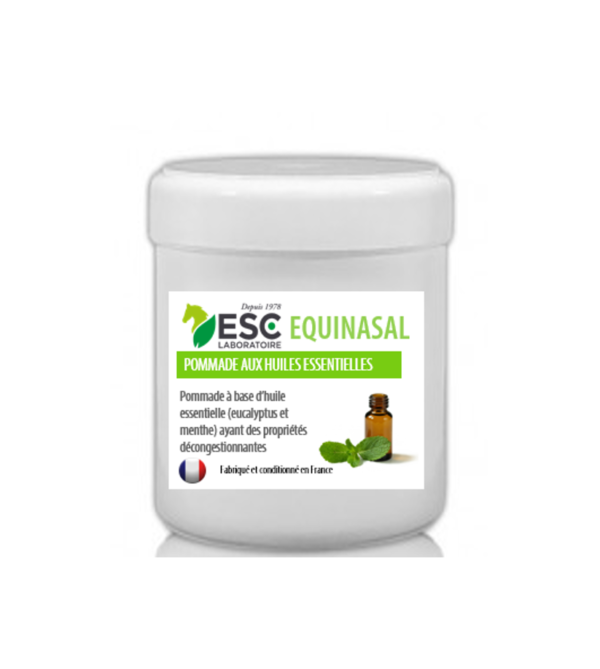 Equinasal est une pommade à base d’huiles essentielles (eucalyptus et menthe) ayant des propriétés décongestionnantes. Equinasal contribue à dégager et assainir les voies respiratoires du cheval, et réduit l’écoulement nasal. Pot 200ml Equinasal, un soin externe qui dégage les voies respiratoires du cheval : Equinasal est une pommade prête à l’emploi enrichie en huiles essentielles reconnues pour leurs propriétés purifiantes des voies respiratoires : Huile essentielle d’Eucalyptus : cette huile essentielle est couramment utilisée afin de faciliter la respiration. Sa teneur en eucalyptol contribue à déboucher les voies respiratoires Huile essentielle de Menthe, qui contient du carvone et du limonène, deux molécules aidant à fluidifier le mucus et à favoriser son expulsion hors des bronches Avec quoi associer Equinasal ? Afin de renforcer l’action décongestionnante des voies respiratoires, Equinasal peut être associé à un traitement oral tel que Equipulm Sirop, un concentré antitussif à base de plantes expectorantes et enrichi en oligo-éléments (cuivre, manganèse) qui dégage les voies respiratoires, comme Bonchomix Composition : Vaseline, huiles essentielles (eucalyptus et menthe). Usage externe. Produit naturel, non dopant. Formulé pour les équidés.
